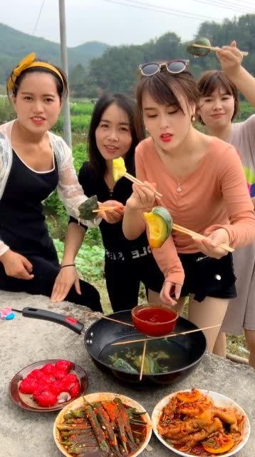 三位美女吃瓜视频大全免费观看,三位美女吃瓜视频大全,免费观看,精彩不容错过!