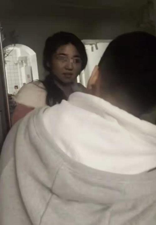 女友吃瓜被抱走视频播放,女友吃瓜被神秘人抱走,视频播放引发热议